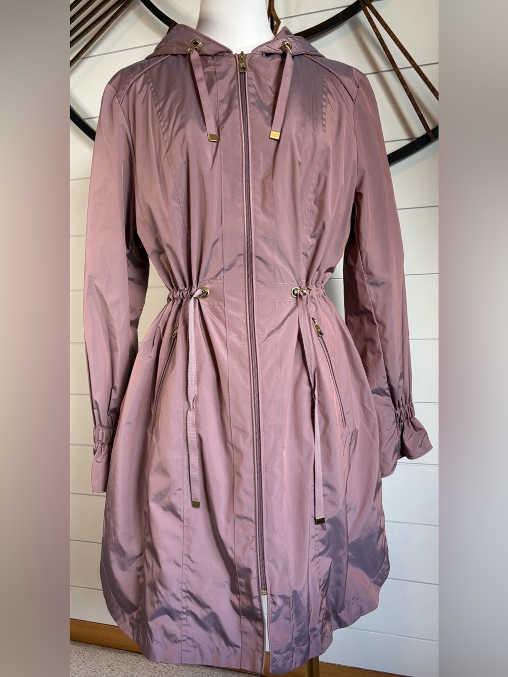 Cole Haan Signature Packable Hooded Travel Raincoat in Iridescent Mauve - Large - Picture 3 of 14